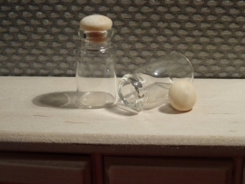 Glazen flesje met plastic dopje met houtstructuur (glas)