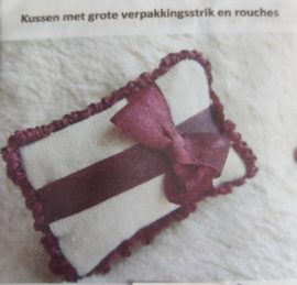 Kussen met grote strik en rouches