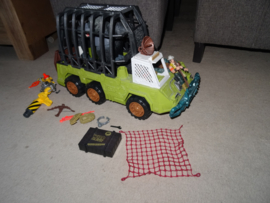 Set met Grote Kooiwagen, 2 poppen en Gorilla