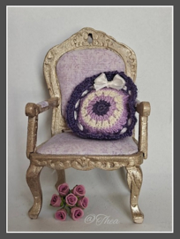 Stoeltje met gehaakt kussen