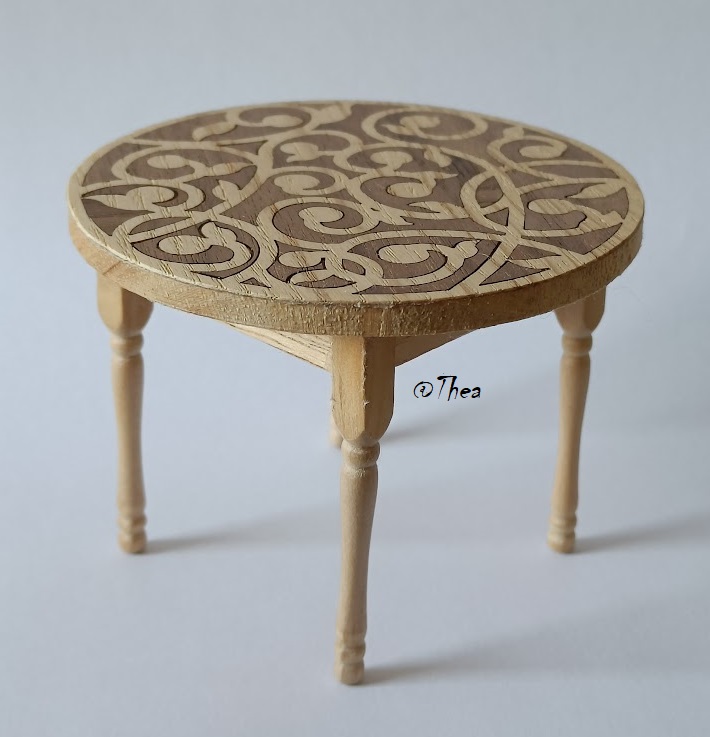 Eettafel, ingelegd met fineer