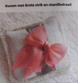 Kussen met grote strik en chenilledraad