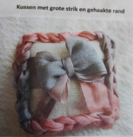 Kussen met grote strik en gehaakte rand