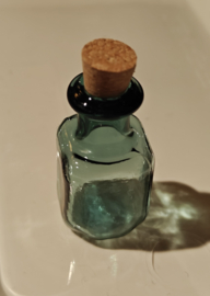 Gekleurd glazen flesje (turquoise)
