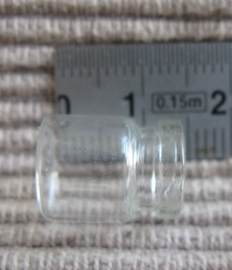 Glazen flesje met glazen deksel (glas)