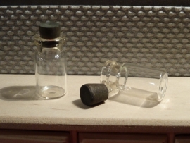 Flesje met houten dop (glas)