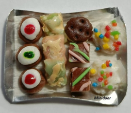 Schaaltje met assorti gebak (2)