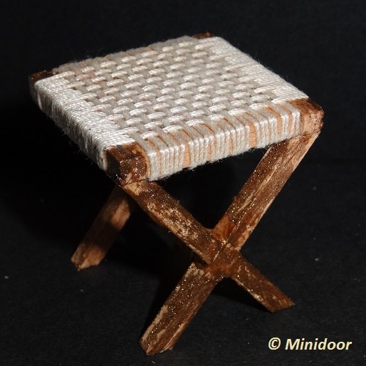 Caius Omgaan met Binnen Houten krukje matten (zelf maken) | Advent 2016 - Wandmeubel | Minidoor