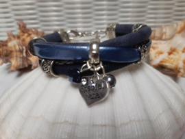 Leren armband donkerblauw met moederdagbedel