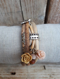 Armband leer zand met roosjes