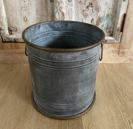Metalen Emmer – Stoer & Tijdloos