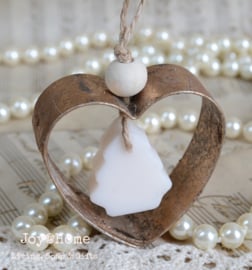Oud goudkleurige metalen hanger met kerstzeepje