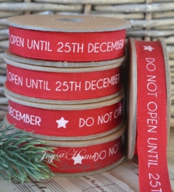 Spoel met lint, Do not open until 25 December