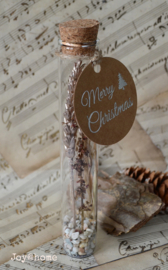 Tube van glas met droogbloemen en label