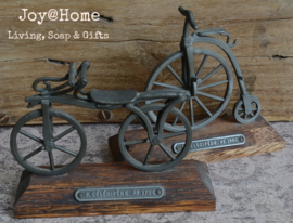 Antieke fiets van tin 1790 - 1880