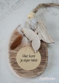 Houten paasei met veertjes, kraal, vlinder & sticker eigen tekst