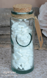 Glazen flesje gevuld met witte snoephartjes & label