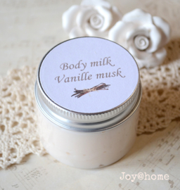 Plastic potje met body milk vanille musk