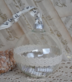 Kerstbal met kantje en rolletjes nostalgisch papier