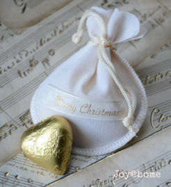 Cadeauzakje Merry Christmas & 3 chocoladehartjes