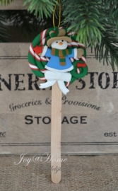 Kersthanger lolly sneeuwpop met krans