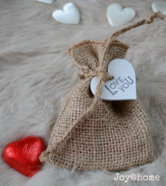 Jute zakje, chocolade hartjes en houten hartje met stempel naar keuze