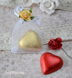 Organza zakje met chocolade hartje & roosje in 2 kleuren