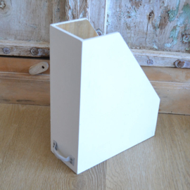 Witte houten tijdschrifthouder