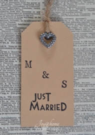 Label Just married & initialen met of zonder bedelhartje in diverse kleuren