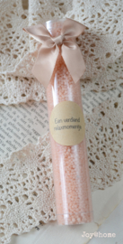 Plastic tube badkaviaar, strik en sticker Een verdiend relaxmomentje