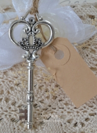 Zilverkleurige vintage sleutel met kraft label