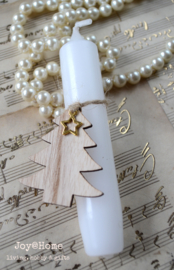 Kaars in vele kleuren, houten kerstboom met sterbedeltje