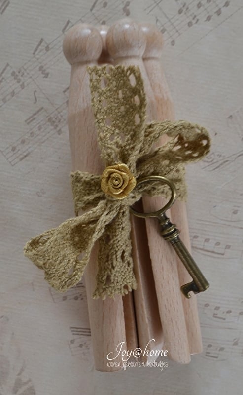 Ouderwetse houten knijpers met een kantje, roosje & sleutel