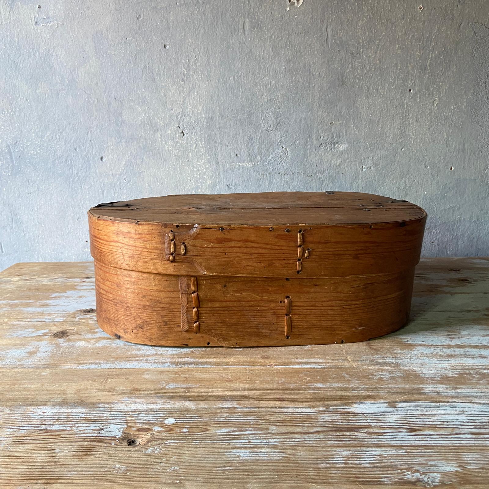 Antieke gebogen houten doos