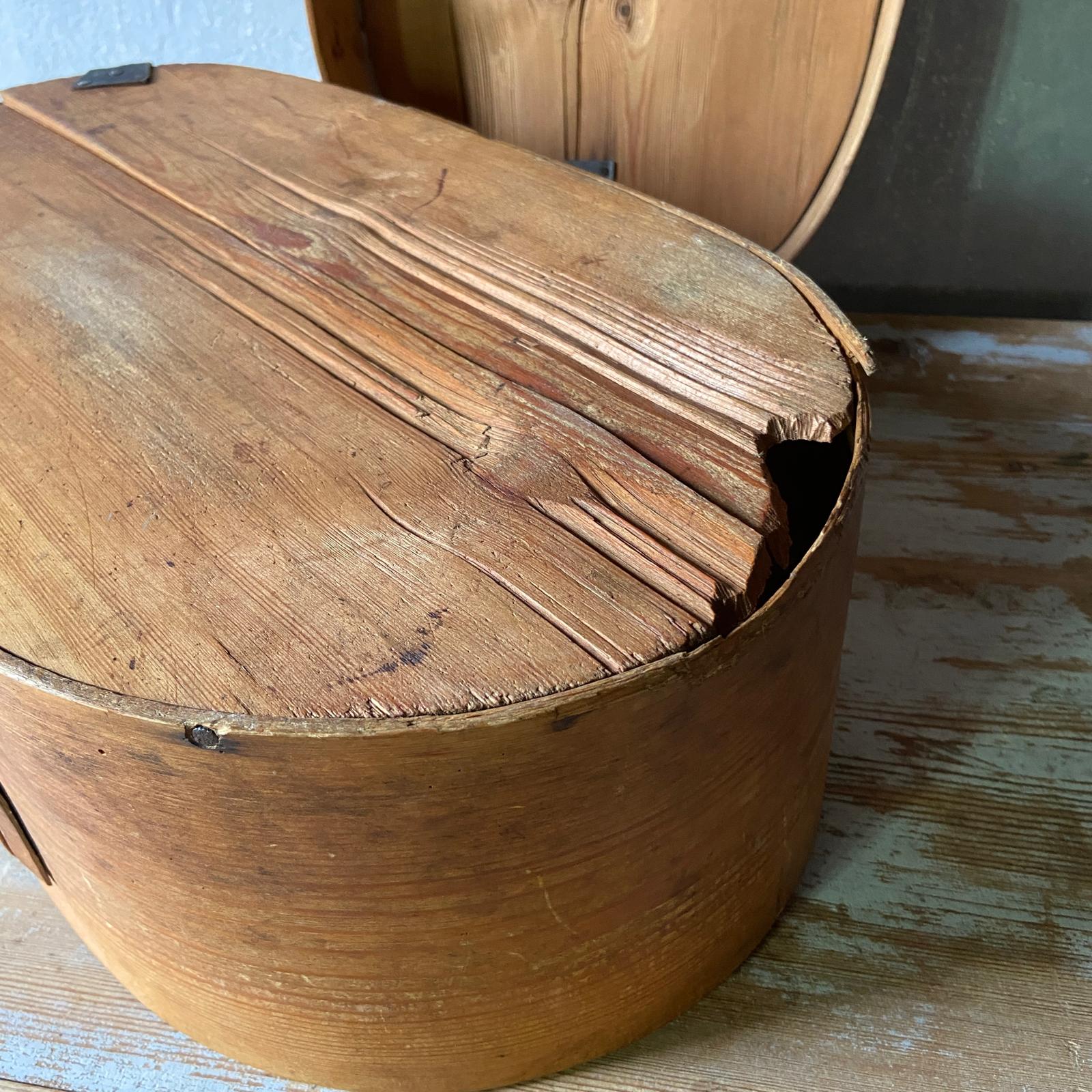 Antieke gebogen houten doos