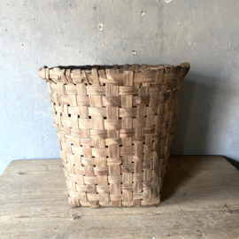 Hoge gevlochten houten mand