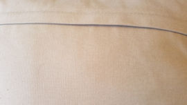 Kussen  grof geweven zwart/beige wol, 50 x 50 cm.