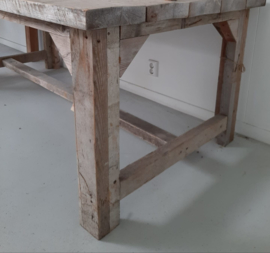 Hand gemaakte tafel voor buiten of binnen. 200 x 100 cm