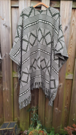Poncho geweven | Kleine oplage | Brigitte By Cick |  Model Kurt in Groen/ecru