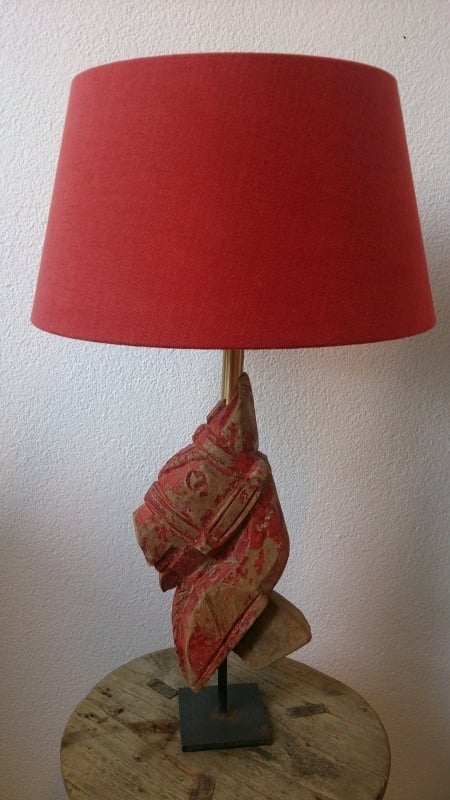 Lamp met antiek houten paard en linnen velvet kap, de kap is verstelbaar.