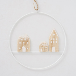 hanger rond met houten huisjes