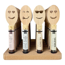 thee in een buisje met houten lepel