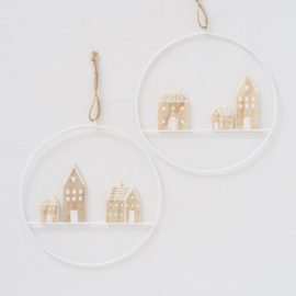 hanger rond met houten huisjes