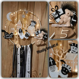 hanger rond met houten huisjes