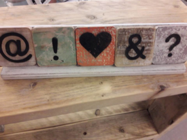 houten blokjes met symbolen