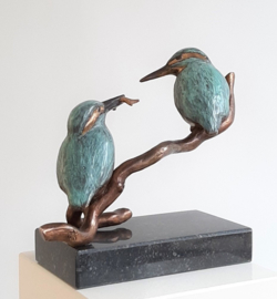 Bronzen beeld ijsvogels  "Sharing together"