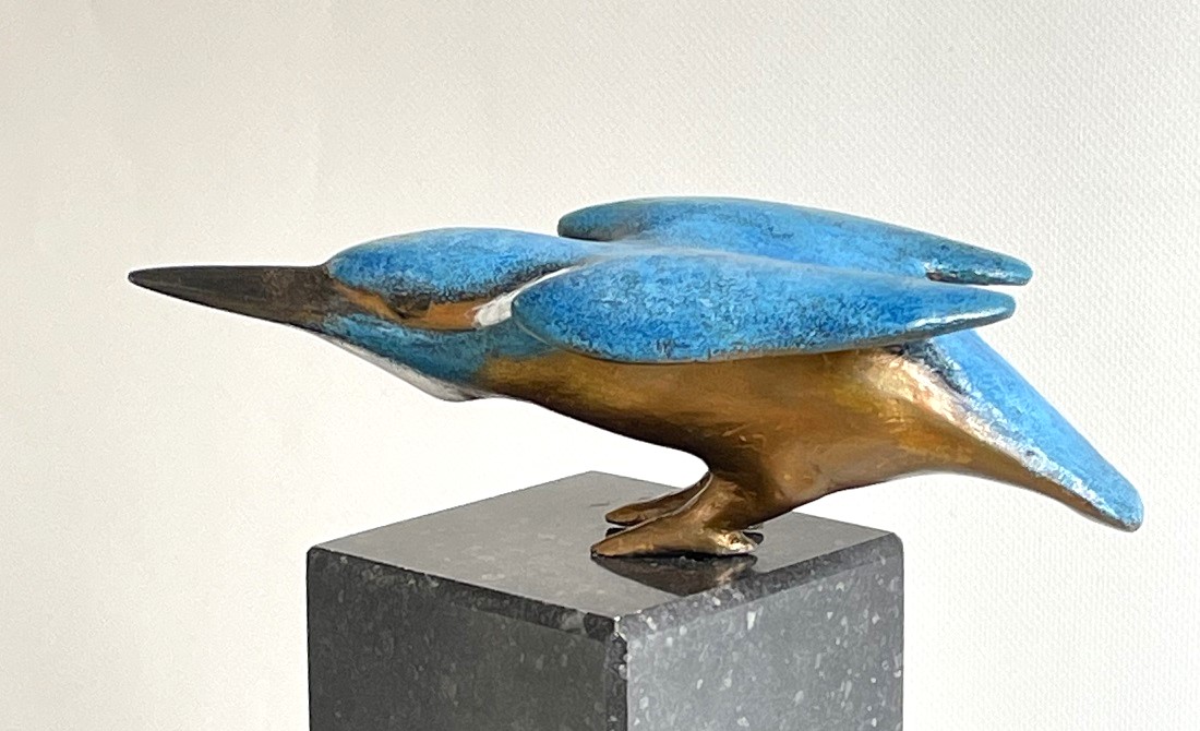 Baltsende ijsvogel op sokkel - bronzen beeld