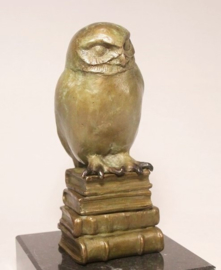 Uil op boeken - bronzen beeld - oudgroene kleur