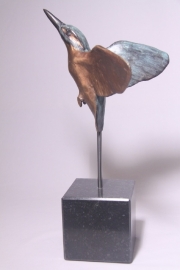 Bronzen beeld ijsvogel