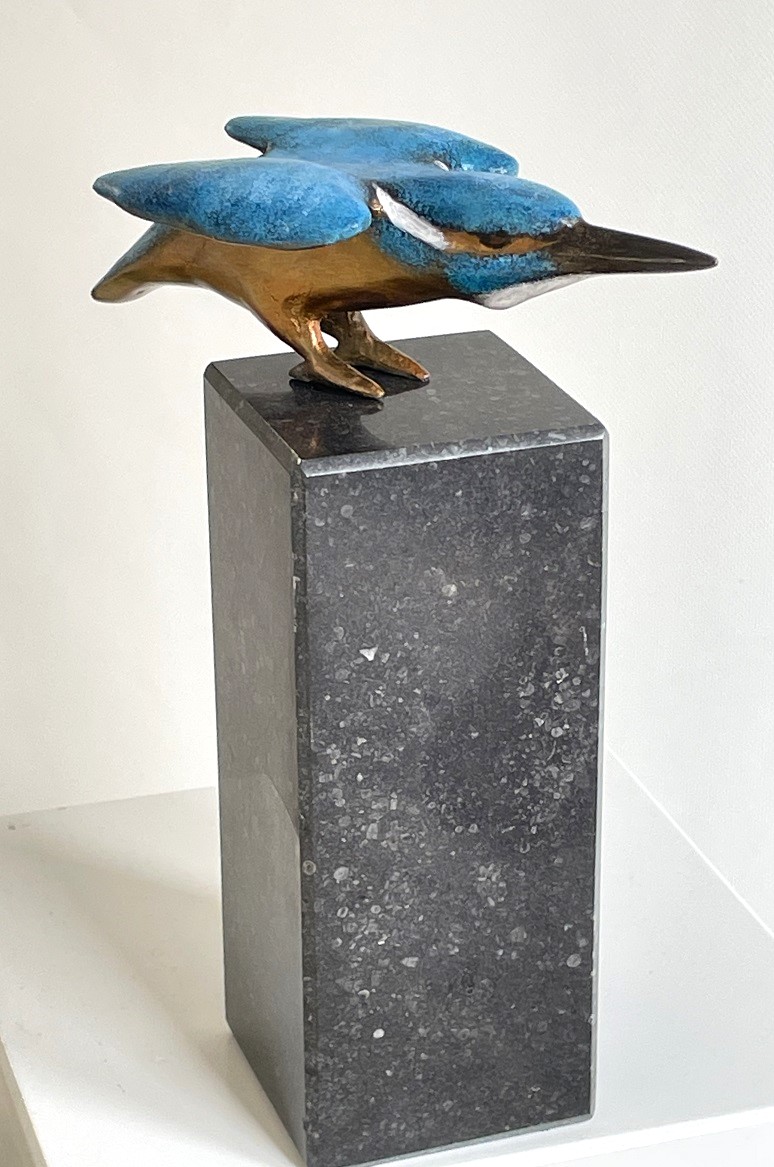 Baltsende ijsvogel op sokkel - bronzen beeld